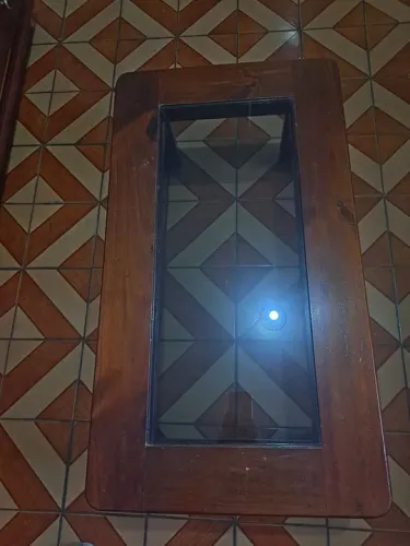 Mesa de centro em madeira com tampo de vidro