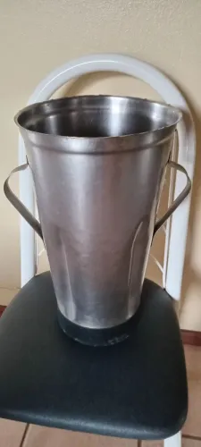 Copo de liquidificador industrial vazando na alça