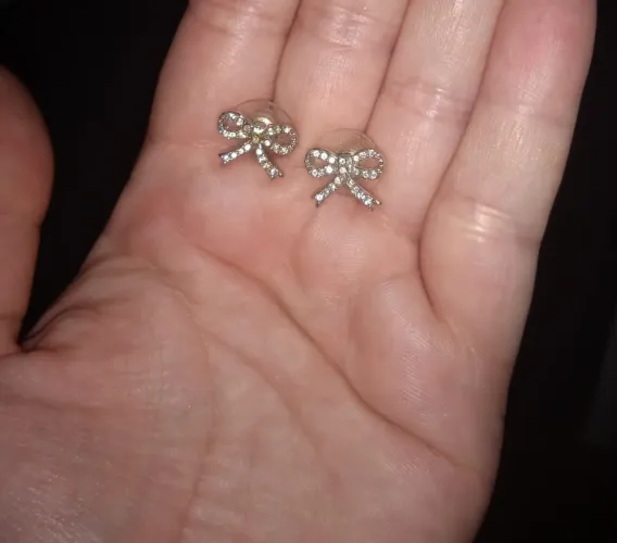 Brincos de laço com pedras