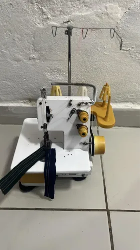 Máquina de costura galoneira