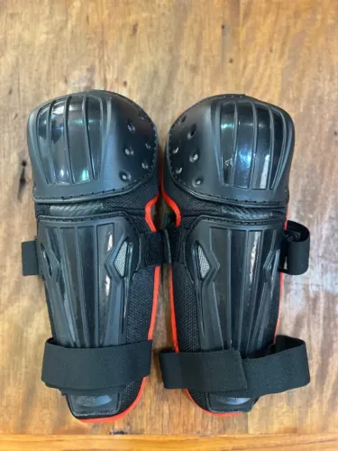 Joelheira Alpinestars Defender