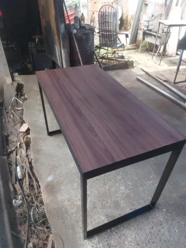 Mesa de Jantar Moderna com Tampo em Mdf