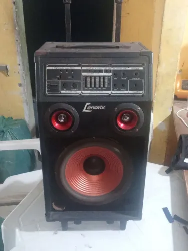 Carcaça de som em bom estado 