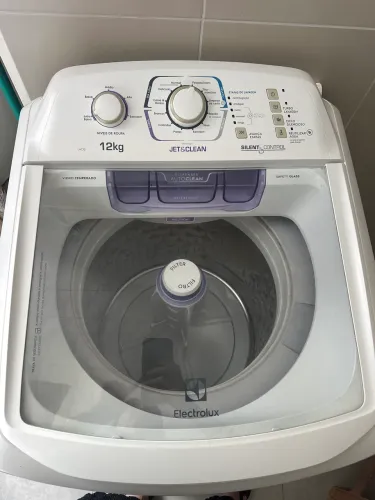 Máquina de lavar roupas semi nova Eletrolux