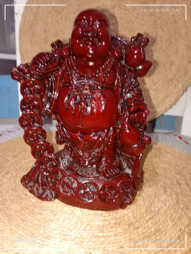 Estátua Buda risonho em resina vermelha associada a fortuna e prosperidade no feng shui