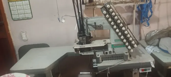Máquina 12 agulhas Siruba *NAO ACEITO PAGAMENTO VIA OLX*