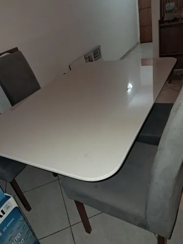 Mesa de vidro com cadeiras 