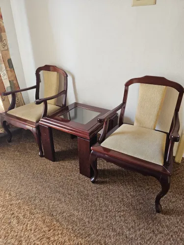 Conjunto de 2 cadeiras e mesa de canto