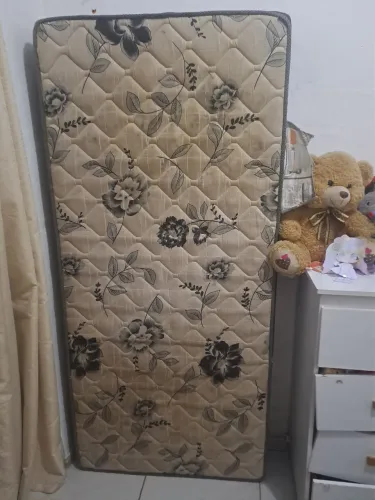 Colchão solteiro ortobom menos de 1 ano de uso , precisa apenas de ser lavado 