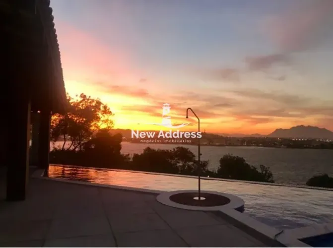 Com o mar como cenário e o pôr do sol como espetáculo diário, esta casa no Morro do Moreno