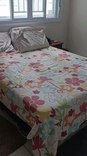 Cama de casal, em perfeito estado