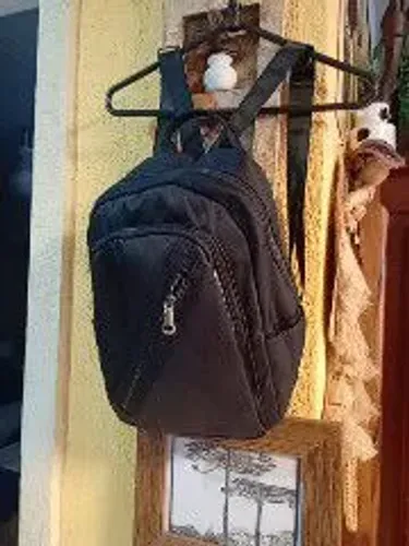 Mochilinha preta com repartições feminina