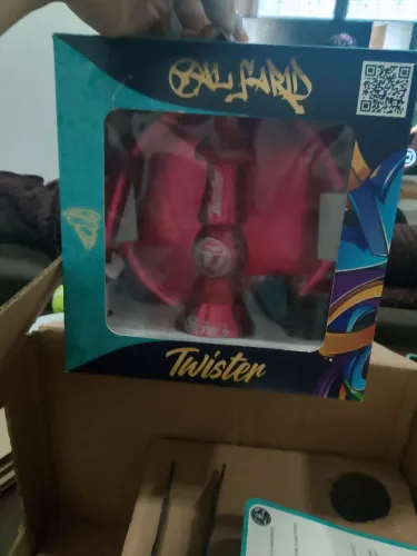 Al Farid modelo Twister na cor vermelha.