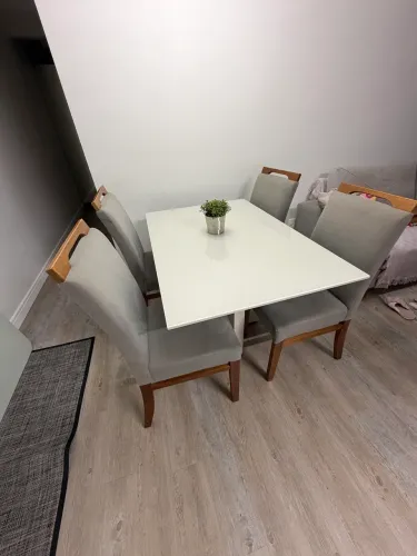 Vendo linda Mesa de jantar 1,20 x 80 cm