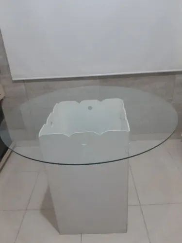 Mesa redonda de vidro com pé em madeira
