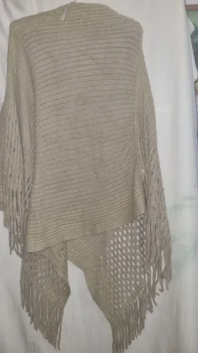 Poncho de malha canelada com fios dourados plus size 