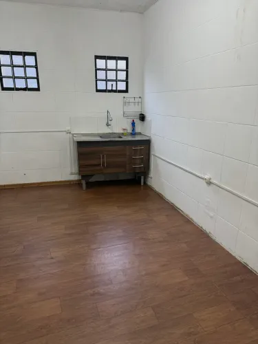 Quartos novos, espaçosos, ventilados, limpos e modernos.
