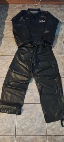 Conjunto impermeável : 02 casacos e uma calça. 