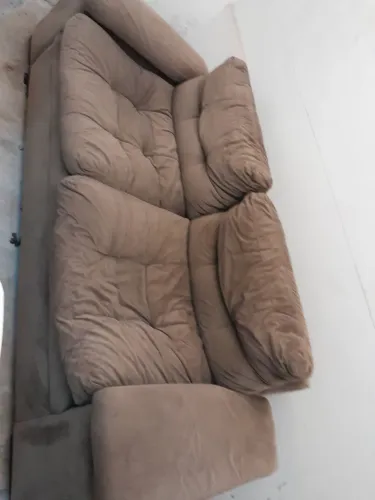 Sofá dois lugares semi novo, com sinais de uso.