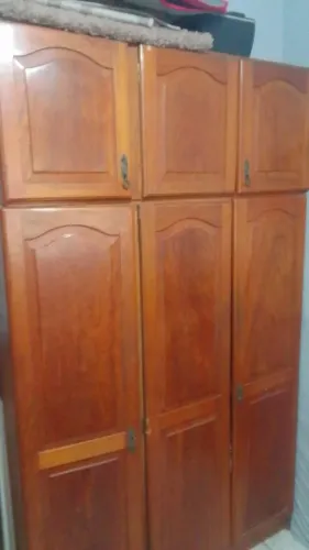 guarda roupa cerejeira 03 portas e maleiro.