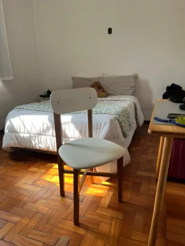 Duas cadeiras de madeira + assento estofado