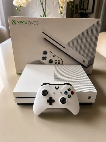 Xbox One s 1TB IMPECÁVEL-acompanha controle original, todos os cabos e caixa