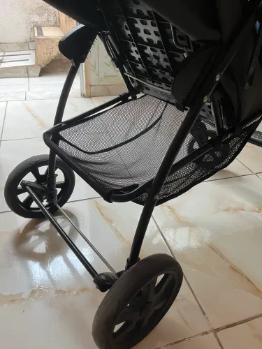 Carrinho de Bebê com bebê conforto