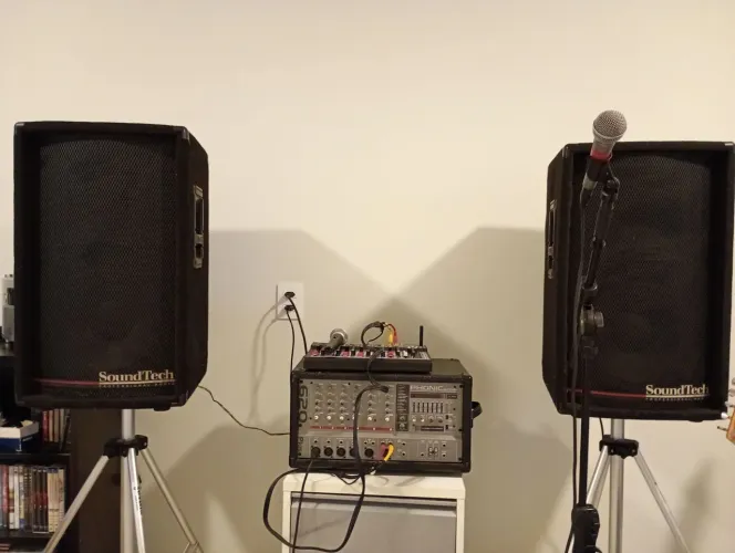 Conjunto de amplificador, mesa e duas caixas de 600w - Só lugar os microfones e instru
