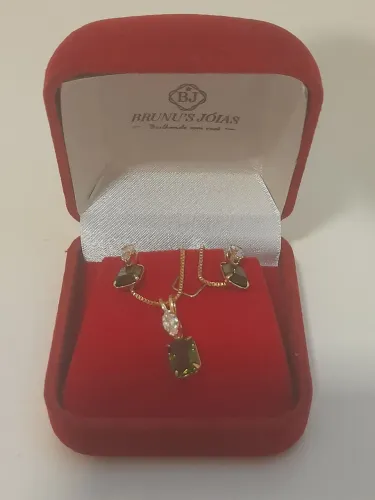 Conjunto bonito de semijoias cor esmeralda (colar + bricos) [USADO]