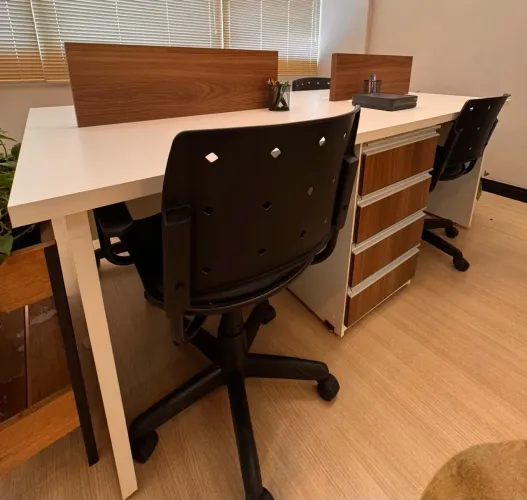 Mesa de Escritório Planejada para 4 Pessoas em MDF + 2 Gaveteiros