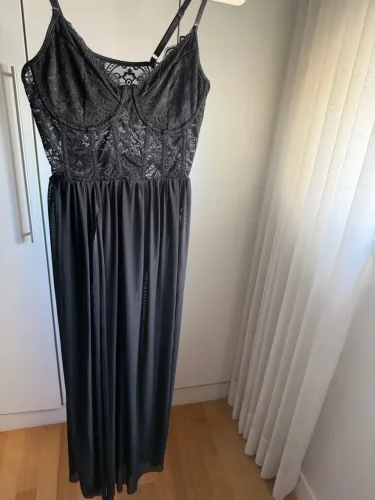 Vestido longo preto com renda e fenda