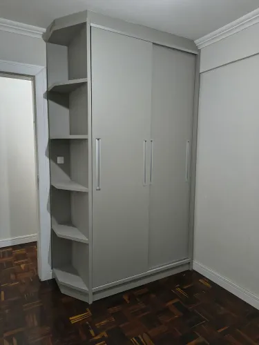 Guarda-roupa grande com portas de correr e gavetas - 1,45 x 2,50 m