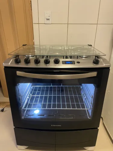Fogão ELECTROLUX TIMER DIGITAL 5 BOCAS! AUTOMÁTICO E LUZ NO FORNO! Bem conservado