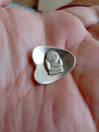 Vendo Broche Egípcio Antigo em prata - peça vintage Colecionável.