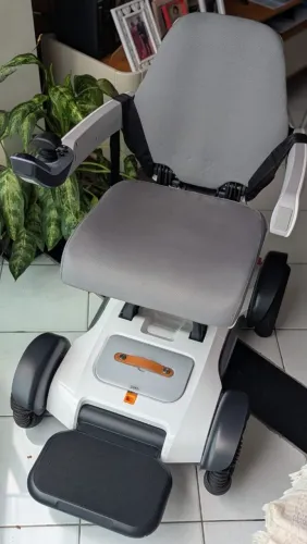 Cadeira de rodas elétrica motorizada, marca Dellamed (nova)