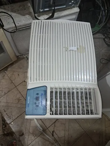 Ar condicionado de parede 18.000 BTUs funcionando