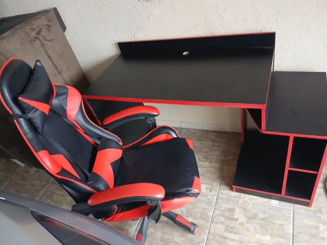 Cadeira Gamer com a mesa