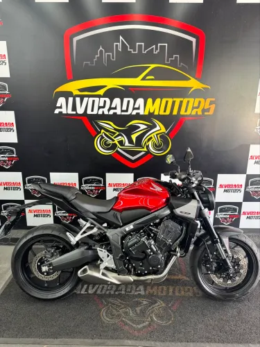 CB 650R 2026 100 km apenas. Já emplacada e à pronta entrega