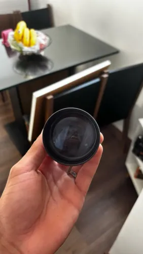 Esta é uma lente conversora teleobjetiva adicional (teleconverter) de 2.2x