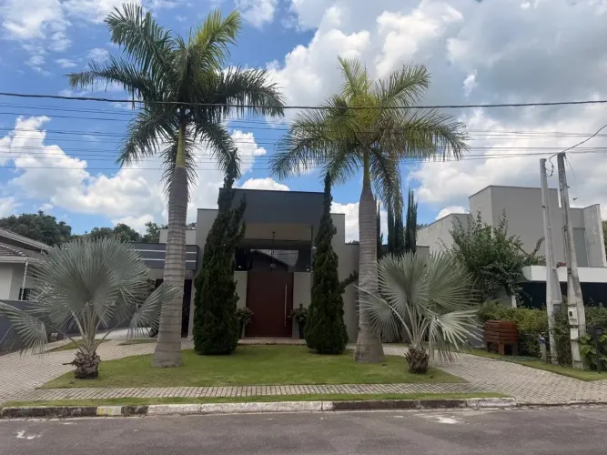Casa de condomínio para venda tem 367 metros quadrados com 5 quartos