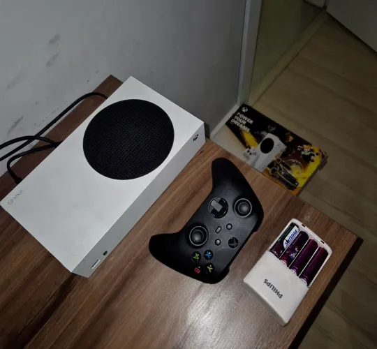Xbox Series S 512GB na Caixa + Controle + Carregador e Pilhas Recarregáveis