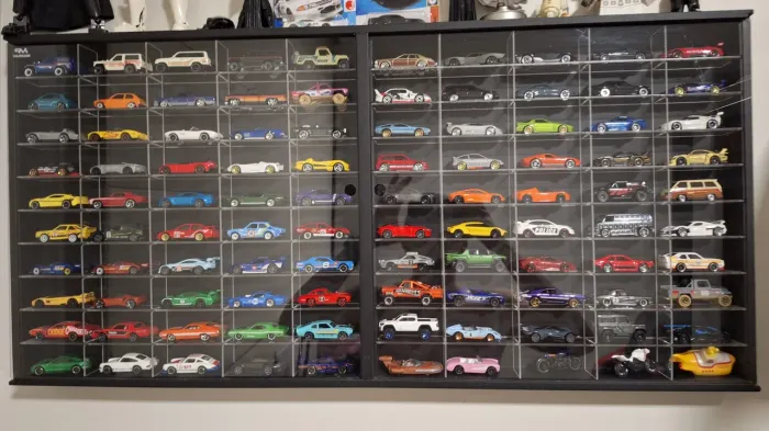 100 Hotwheels com mostruario em MDF e acrílico.