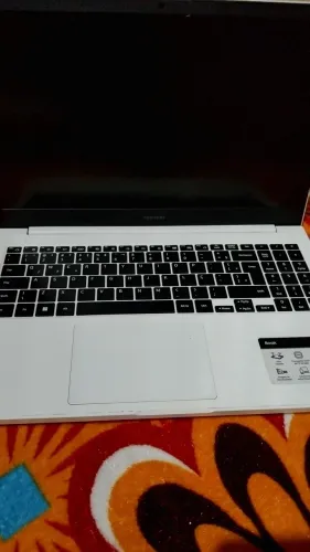 Notebook Samsung Book Intel Core I5 branco semi novo, valor 3.000 Reais.