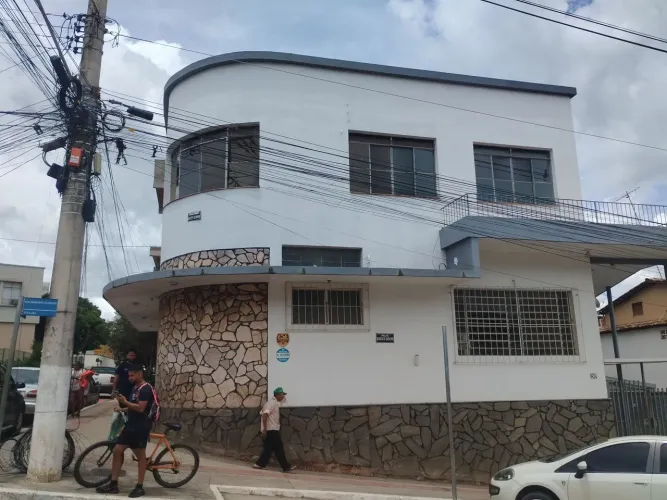 Casa na praça de Jaboticatubas 