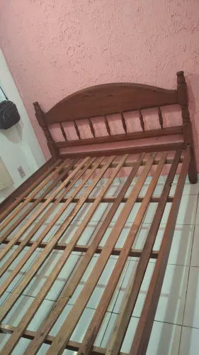 Vendo Cama de casal em madeira de lei