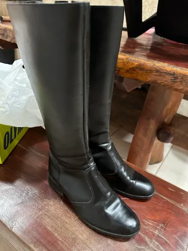 Bota montaria marca Molly 36