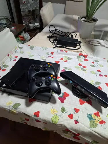 Xbox 360 Super Slim 2014 250 gb + 2 Joysticks ORIGINAIS + Kinect