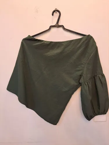 Blusa Feminina de um ombro só. M. NOVA