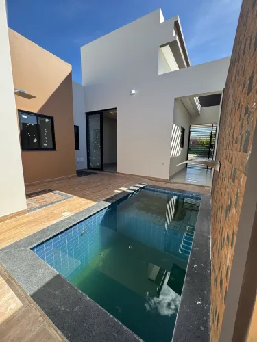 Casa térrea em condomínio fechado com piscina