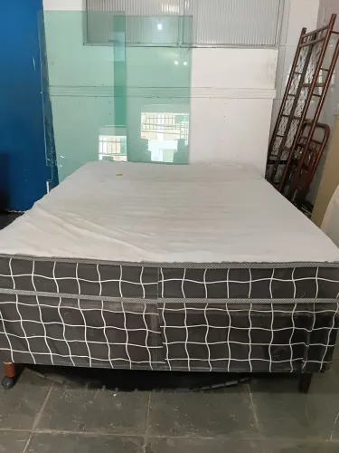 Cama box com colchão acoplado